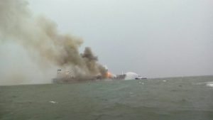 Apagan incendio a barco carguero de combustible en Veracruz