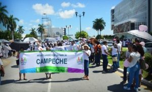 Marchan cientos de personas en Campeche contra matrimonios igualitarios