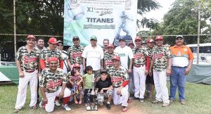 Entrega Piña Gutiérrez trofeo a “Titanes”, campeones del XI torneo de Softbol