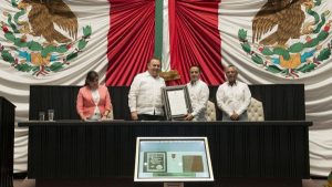 Entrega Legislatura de Quintana Roo bando solemne a Carlos Joaquín