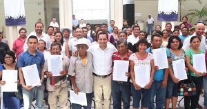 El alcalde, Mauricio Vila, entrega certificados de donación de predios de fundo legal a 128 familias