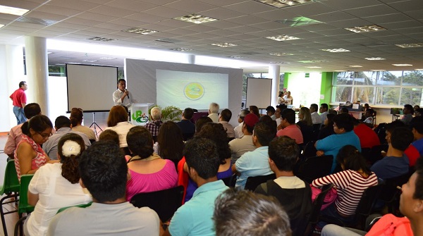 Conferencia de oscar canton con jovenes