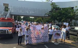 Marchan familias contra adopciones por matrimonio igualitario en Tabasco