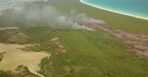 Realiza PROFEPA sobrevuelo en área del incendio en Holbox, Quintana Roo
