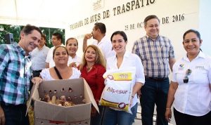 Entrega Centro apoyos del “Programa de Aves de Traspatio” y donaciones en los Aztlanes