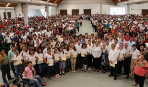 Sembrando en tierra fértil, entrega Gerardo Gaudiano 2 mil 500 becas a estudiantes de Centro