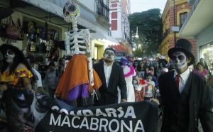 Catrinas y calaveras bailan, cantan en la tradicional Comparsa Macabrona en Tabasco