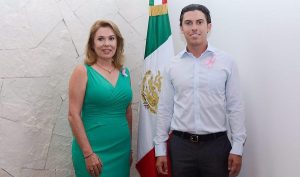 Presenta Remberto Estrada a la señora Elvia Barba como presidenta honoraria del DIF Benito Juárez