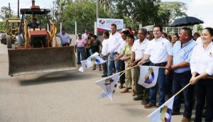 Da Gaudiano banderazo a pavimentación de circuito La Gloria, en Lázaro Cárdenas 2da sección