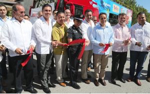 Inauguran Carlos Joaquín y Remberto Estrada primer recorrido del Turibús en Cancún