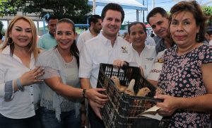 Reciben amas de casa paquetes de pollitas ponedoras en Medellín y Madero