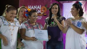 Celebra Laura Fernández entusiasta participación ciudadana en tradicional concurso de Altares