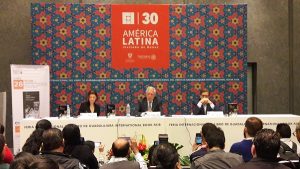 Vargas Llosa mira el periodismo desde sus Cinco esquinas