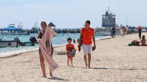 Gobierno de Puerto Morelos, mantiene programa permanente de playas limpias: Laura Fernández