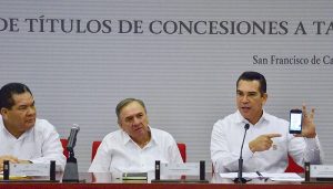 Entrega el gobernador de Campeche, Alejandro Moreno Cárdenas título de concesión a taxistas