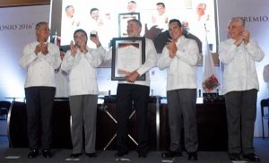 Entrega el gobernador Alejandro Moreno Cárdenas el premio “Campeche” Ciudad patrimonio 2016