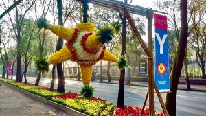 Exhibición de piñatas sobre avenida Paseo de la Reforma en el marco del Festival Flores y Jardines
