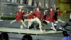 Academias de baile animan la navidad en la plaza Bicentenario de Centro