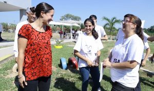 Atestigua Martel Cantú mejoras en parque de la colonia Miguel Hidalgo, por parte de estudiantes