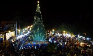 El alcalde, Mauricio Vila, encabeza encendido del árbol de navidad del Remate de Paseo de Montejo