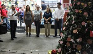 Encienden pino navideño de celulares en la Zona Luz de la capital tabasqueña