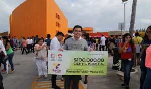 El presidente municipal, Remberto Estrada Barba entrega donativo a “Teletón 2016”