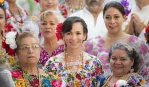 Participa Laura Fernández con los portomorelenses en festejos tradicionales