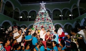 Llega el espíritu navideño al Palacio de Gobierno en Yucatán