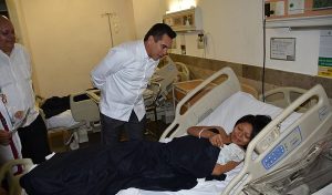 El gobernador Alejandro Moreno Cárdenas da la bienvenida al primer bebe de 2017