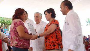 Entrega titular de SEDATU, Rosario Robles y el gobernador, Arturo Núñez, escrituras