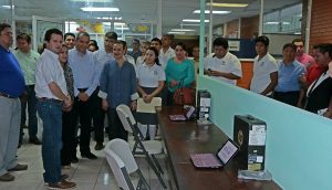 Acerca Ayuntamiento computadoras a estudiantes para conectarse a Internet en Recreativo de Atasta