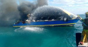 Oportuna actuación de autoridades municipales para sofocar incendio de embarcación en Cancún