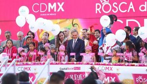 Celebra CDMX llegada de Melchor, Gaspar y Baltasar con monumental Rosca de Reyes