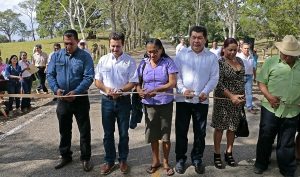 Inaugura edil de Centro pavimentación asfáltica de la calle principal en Ranchería Chacté