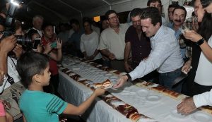 Comparten matrimonio Gaudiano-Martel y ciudadanos la tradicional Rosca de Reyes en Zona Luz