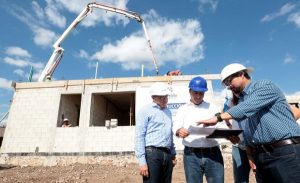 El alcalde, Mauricio Vila Dosal, supervisa construcción del comedor comunitario en Brisas de San José Tecoh