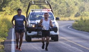 Inicia deportista intenso recorrido de 160 kilómetros en la vía Puerto Morelos-Leona Vicario