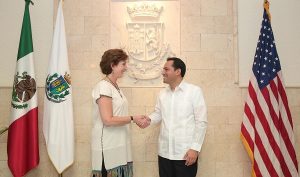 Embajadora de los EE.UU. se congratula por los logros obtenidos en el Ayuntamiento de Mérida