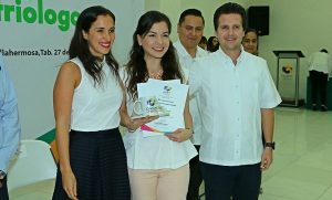 Entregan Gerardo Gaudiano y Ximena Martel reconocimientos a nutriólogos de Centro