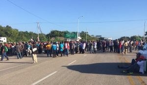 Ejidatarios bloquean carretera federal de Bacalar como presión por un pago que no tramitaron