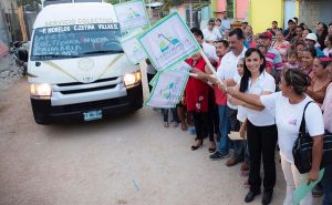 Laura Fernández da el banderazo de inicio de nueva ruta de transporte en Puerto Morelos