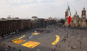 Invaden el Zócalo, frases del artista Lawrence Weiner, quien presentará su obra en la CDMX