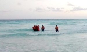 Protección Civil de Benito Juárez realiza rescate acuático en Playa “Gaviota Azul”