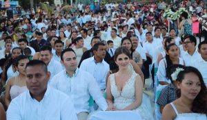 Valeria Burgos y Carlos Toledo en la boda colectiva del año en Quintana Roo