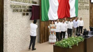 Con letras doradas, conmemoran 100 años de Constitución mexicana en Yucatán