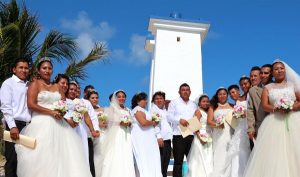Contraen matrimonio parejas de Leona Vicario en la “Ventana al Mar” de Puerto Morelos