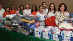 Christelle Castañón de Moreno entrega donativo de ropa y cobertores al DIF municipal de Carmen