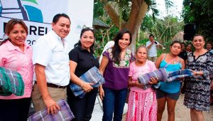 Mejora Laura Fernández la calidad de vida  de los abuelitos de Puerto Morelos