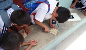 Taller de grabado ambulante para niñas y niños en Yucatán