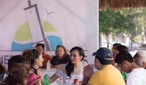 Convive Laura Fernández con Artesanos de Puerto Morelos